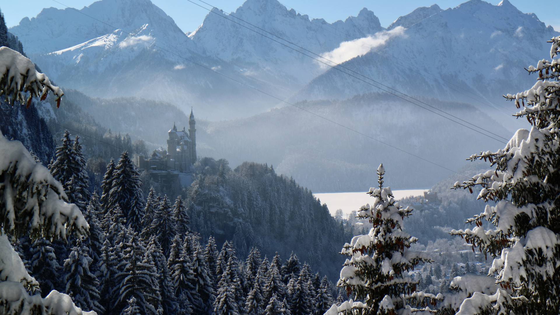 Hotel mit Blick auf Schloss Neuschwanstein in Winterlandschaft
