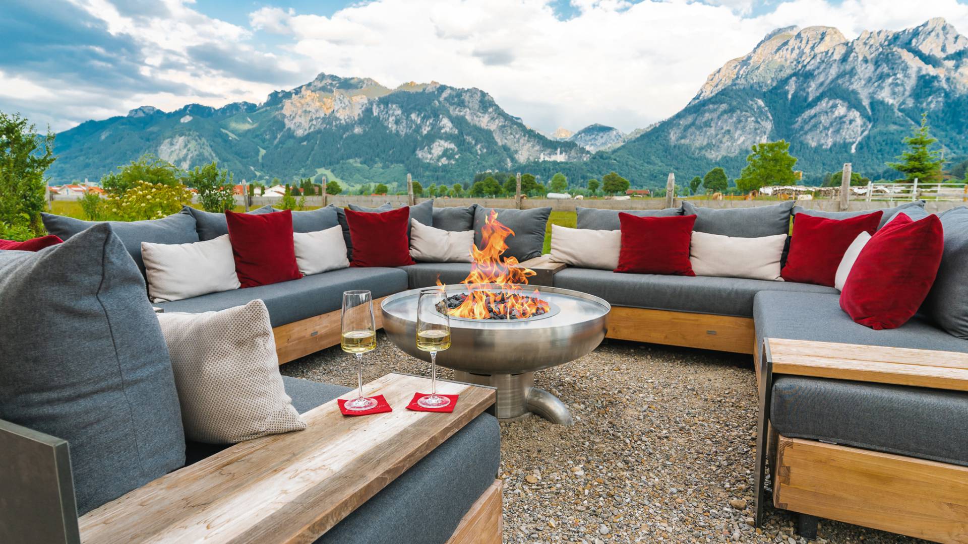 Feuerstelle im Wellnesshotel mit Blick auf Neuschwanstein