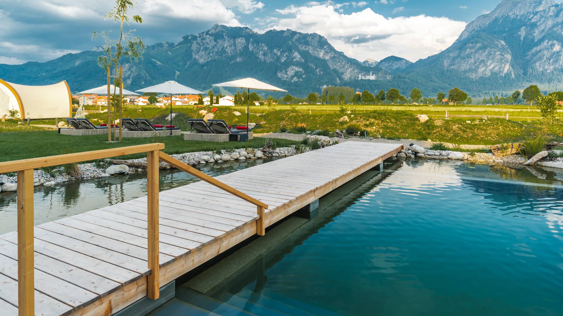 Naturpool mit Blick auf die Berge und Schloss Neuschwanstein