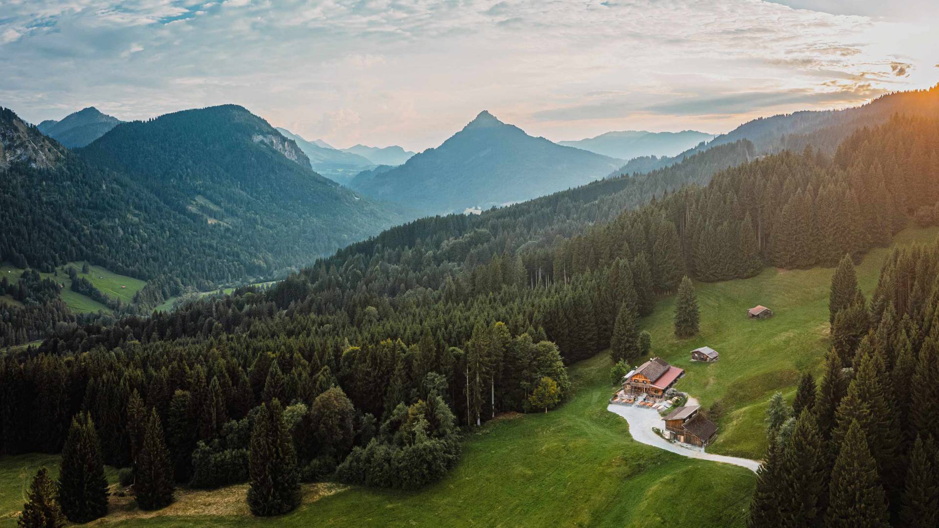 Edelsberghütte mit Allgäuer Bergen