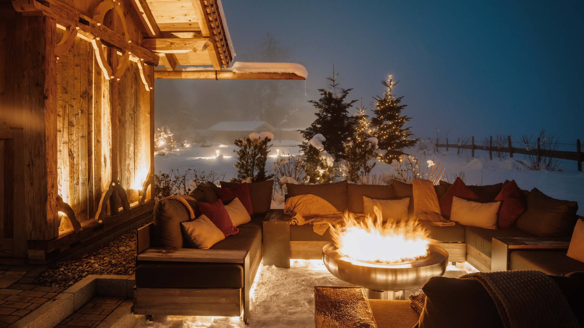 Feuerstelle im Garten des Hotel Das Rübezahl in Schwangau im Schnee