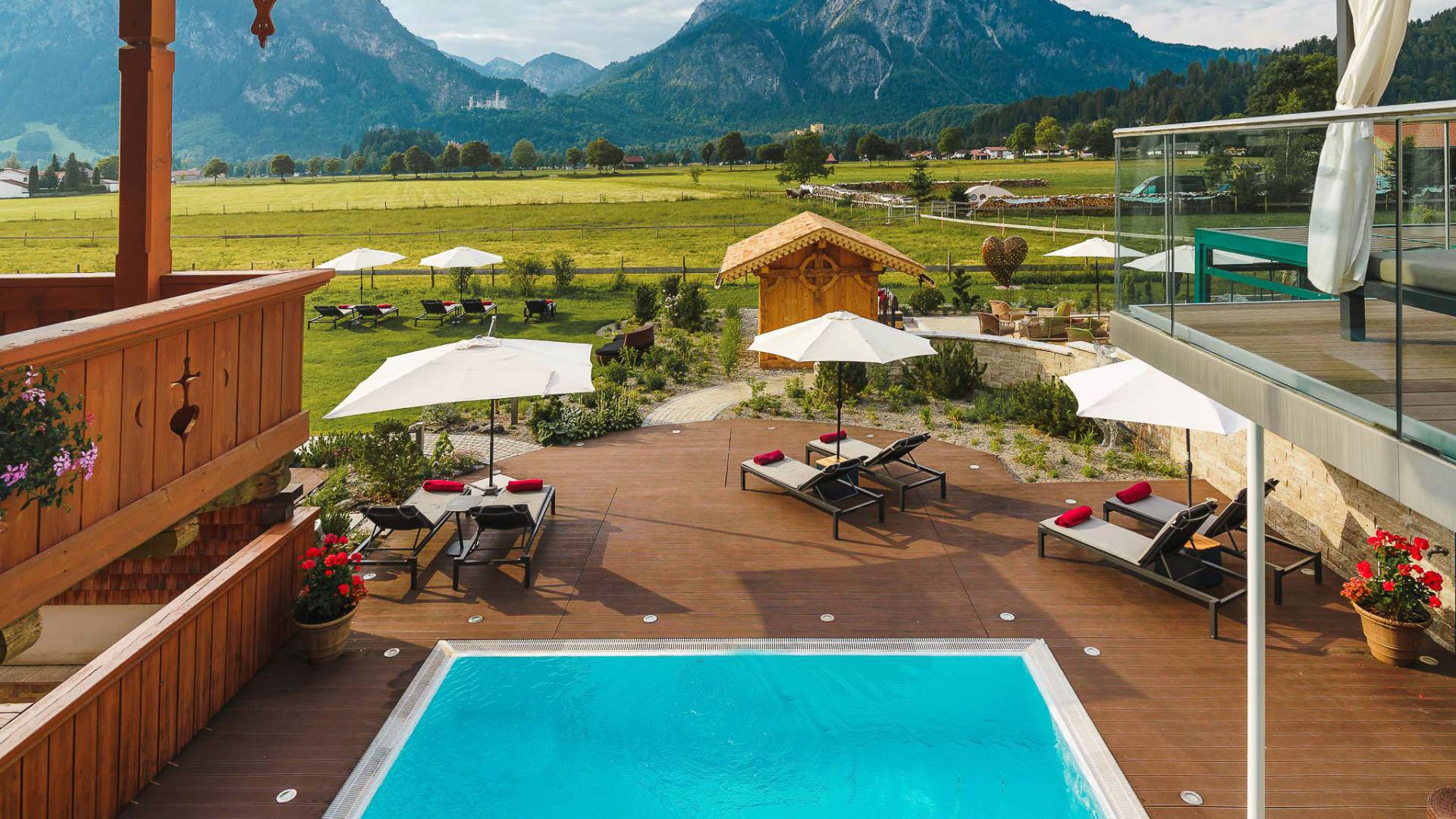 Pool mit Schlossblick im Wellnesshotel Allgäu