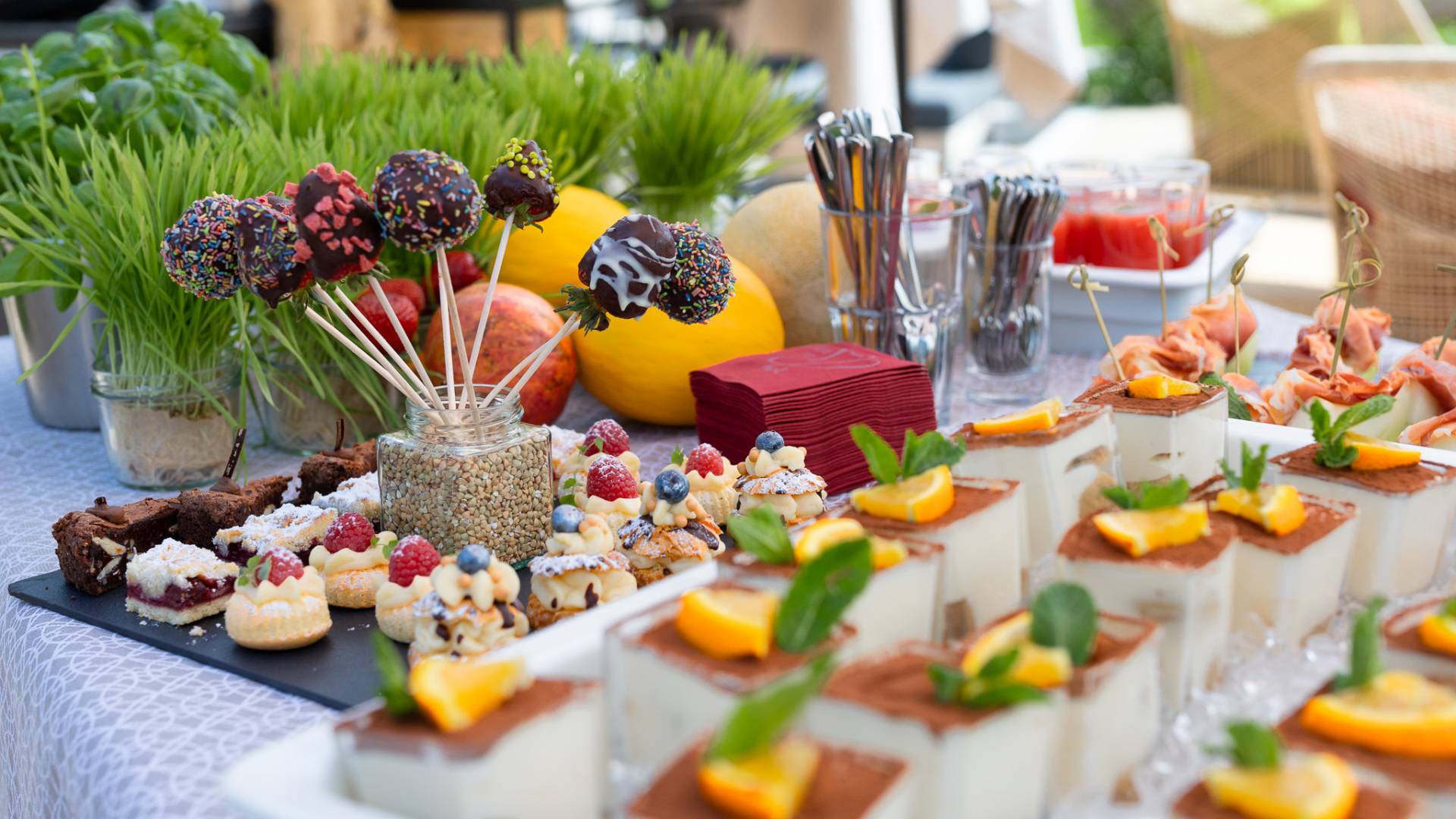 Suße Snacks beim Gartenfest im Wellnesshotel Allgäu