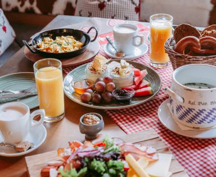 Berghütte am Tegelberg - Frühstückstisch