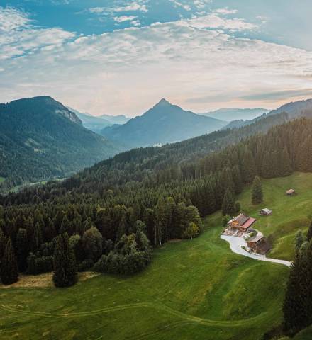 Edelsberghütte mit Allgäuer Bergwelt