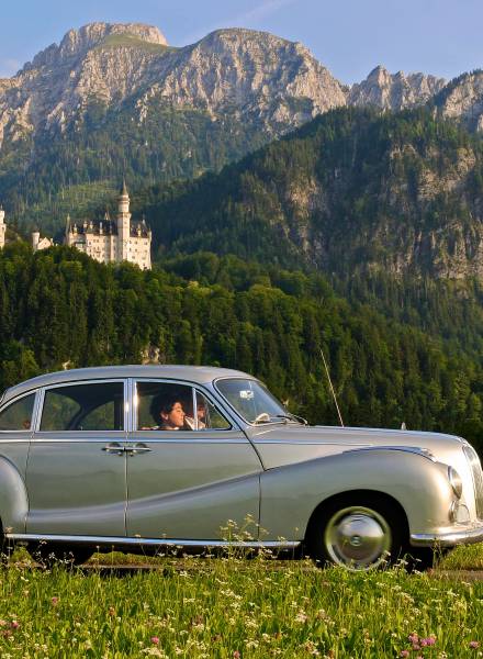 Schloss Neuschwanstein Oldtimer-Fahrt im Sommer