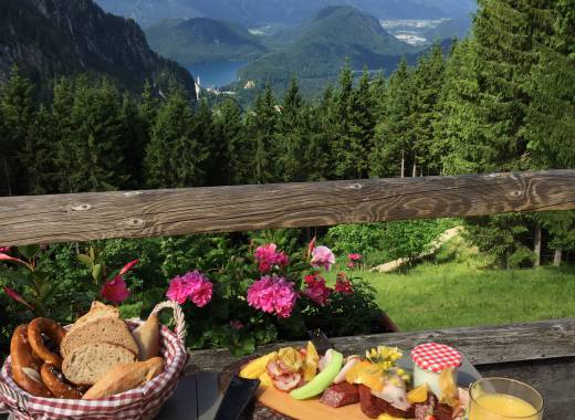 Frühstück mit Aussicht auf Berge und See