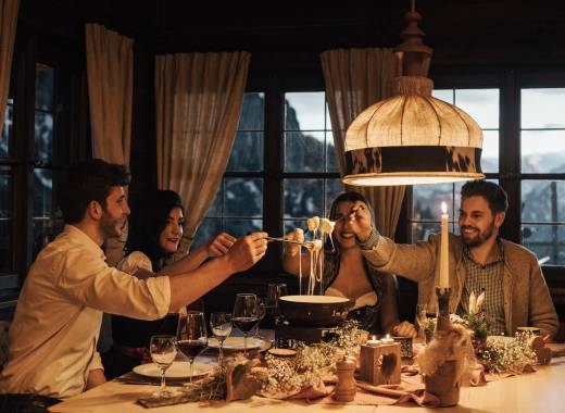 Fondue Abend mit Freunden auf der Berghütte am Tegelberg