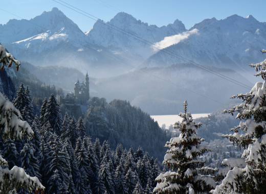 Hotel mit Blick auf Schloss Neuschwanstein in Winterlandschaft