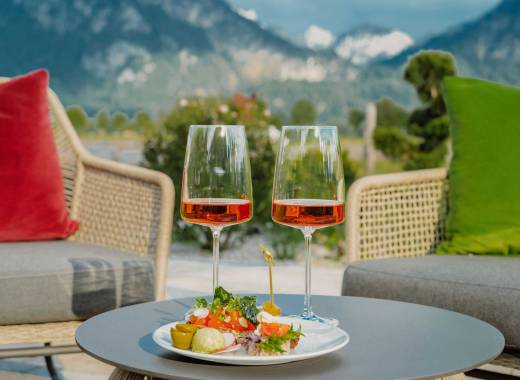 Wein und Snacks im Rübezahl Garten mit Blick auf Neuschwanstein